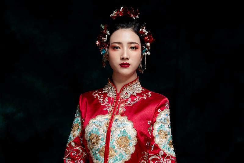 穿着中式秀禾服的亚洲少女图片