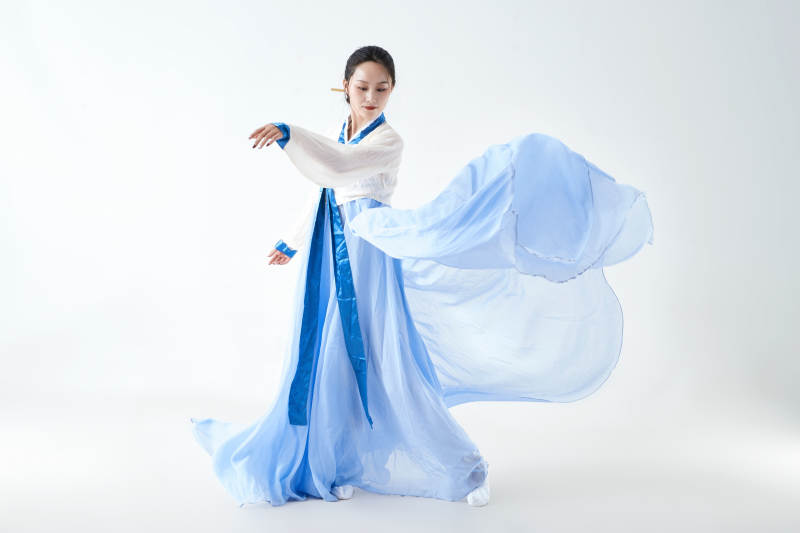 穿着中国朝鲜族传统服饰跳舞的少女图片