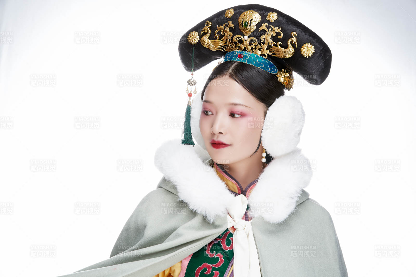 白色背景下的清代女性古装造型清朝古装图片