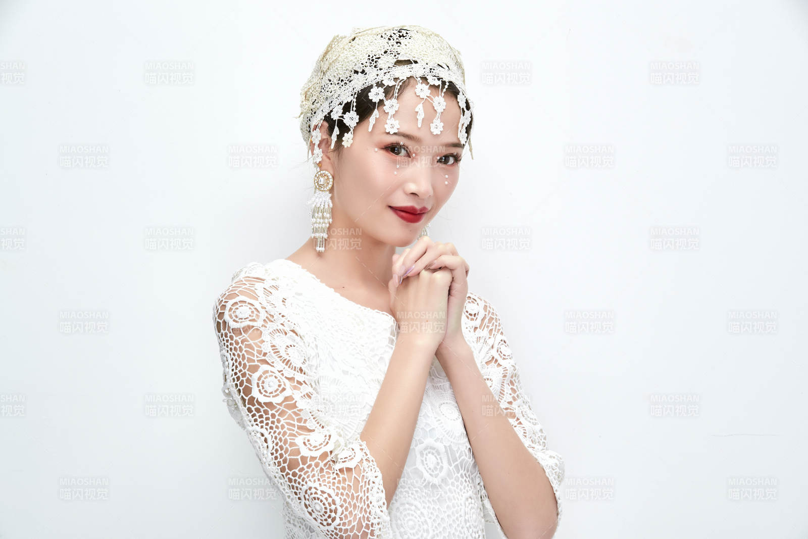 棚拍白色背景下的新娘美妆图片