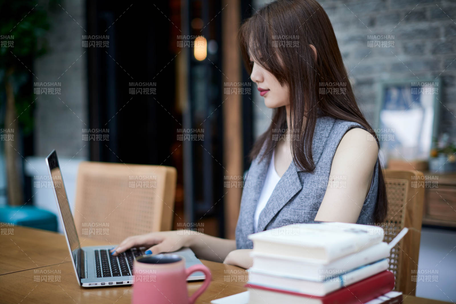 在室内使用电脑办公的亚洲白领女性图片