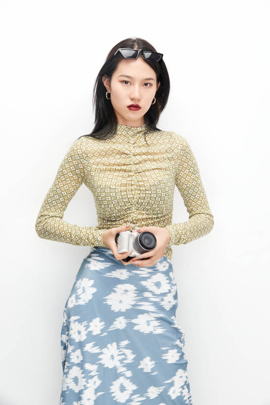 手持电话穿着复古的亚洲少女图片