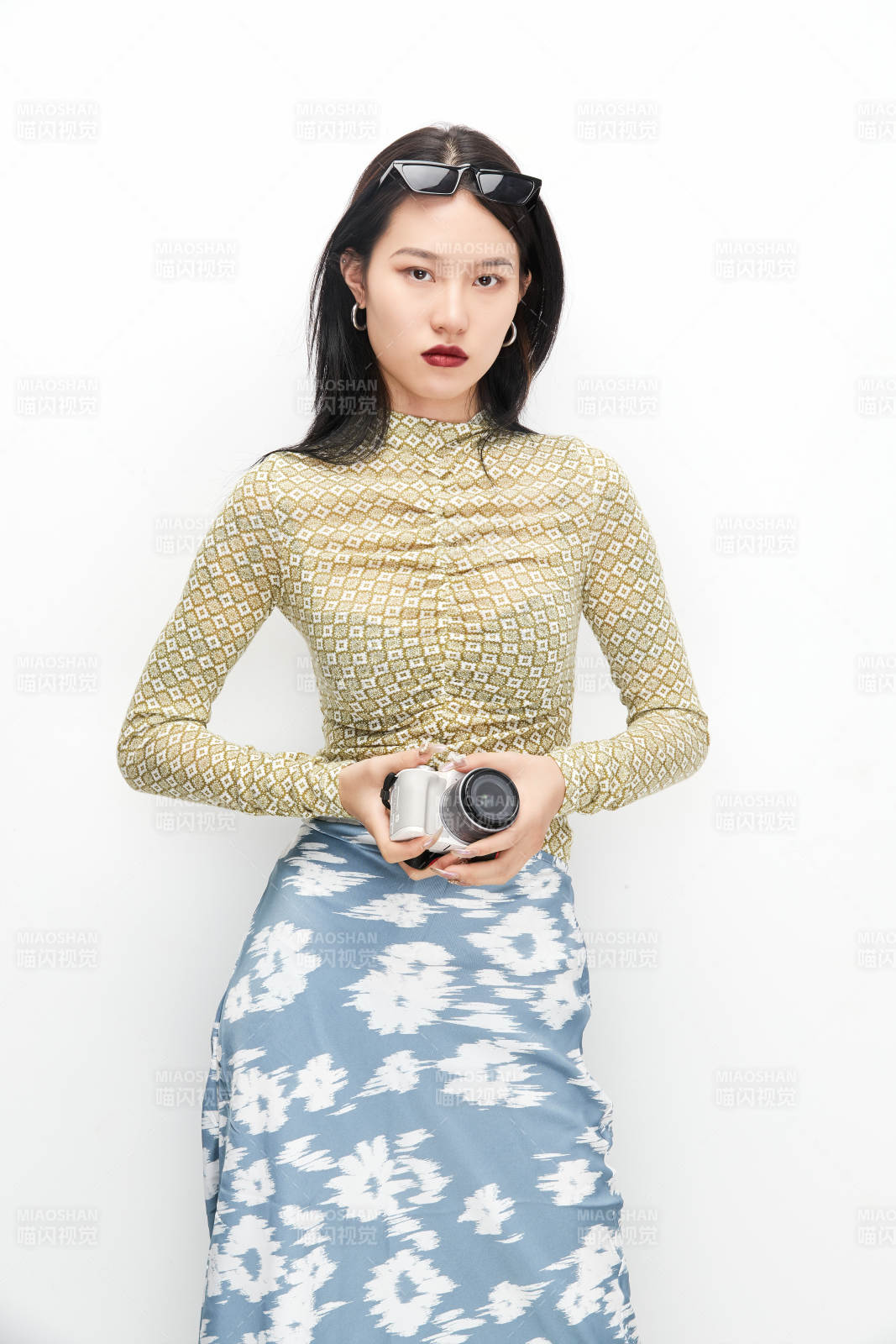 手持电话穿着复古的亚洲少女图片