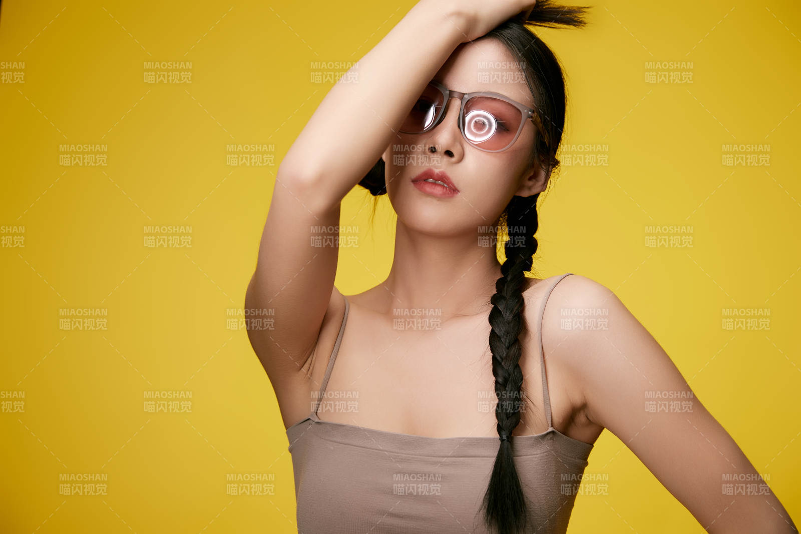 黄色背景下的活泼可爱女大学生图片