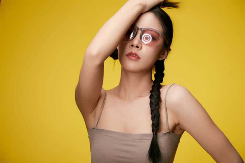 黄色背景下的活泼可爱女大学生图片