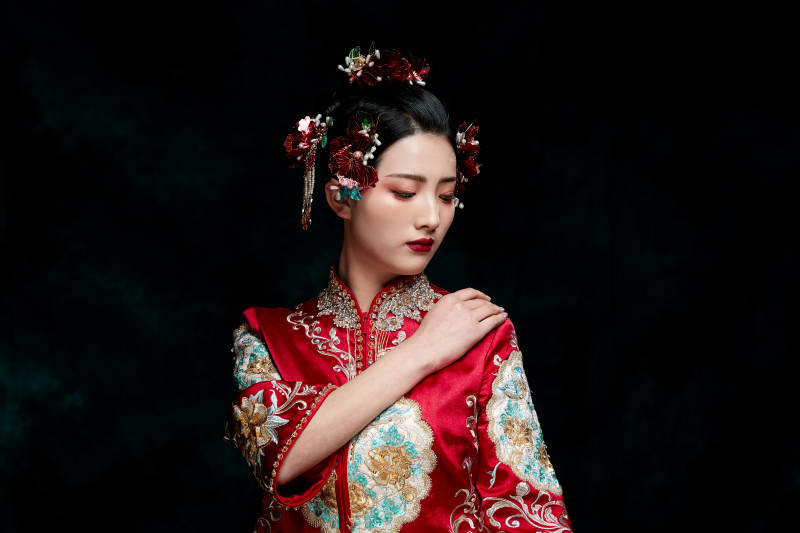 穿着中式秀禾服的亚洲少女图片