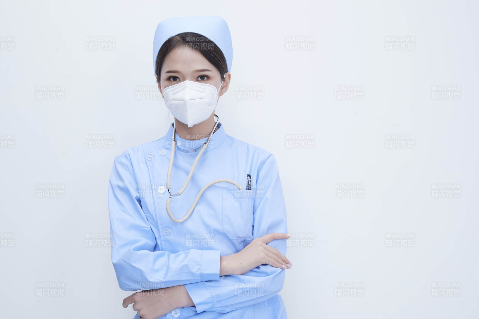 穿蓝色护士服佩戴听诊器口罩的女性医护人员图片