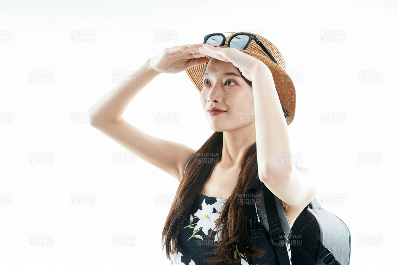 白色背景下准备出发旅行的美丽东方女大学生图片