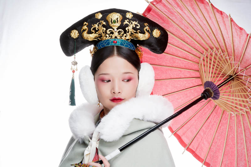 白色背景下的清代女性古装造型清朝古装图片