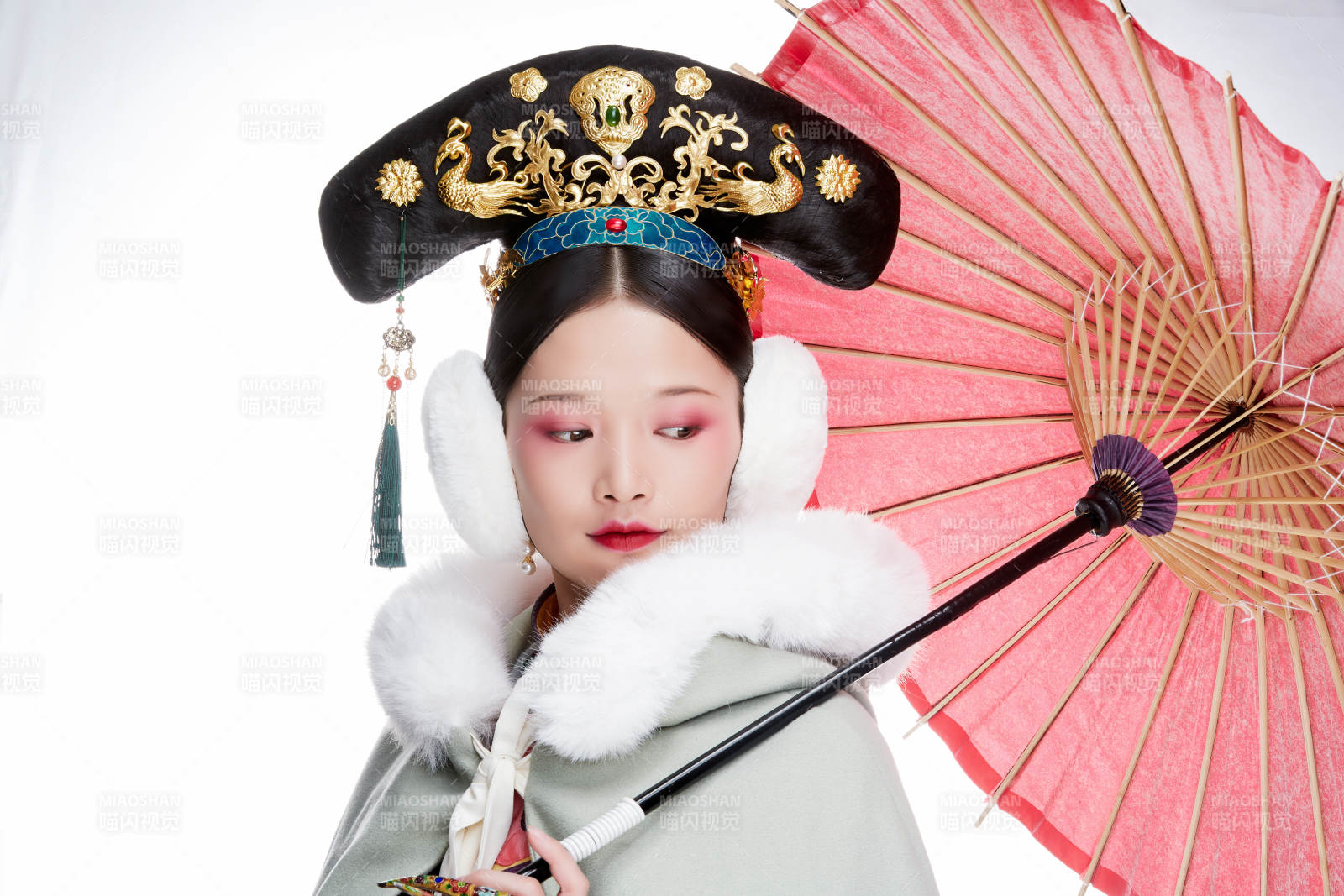 白色背景下的清代女性古装造型清朝古装图片