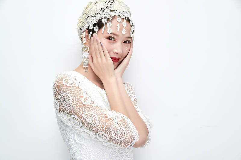 棚拍白色背景下的新娘美妆图片