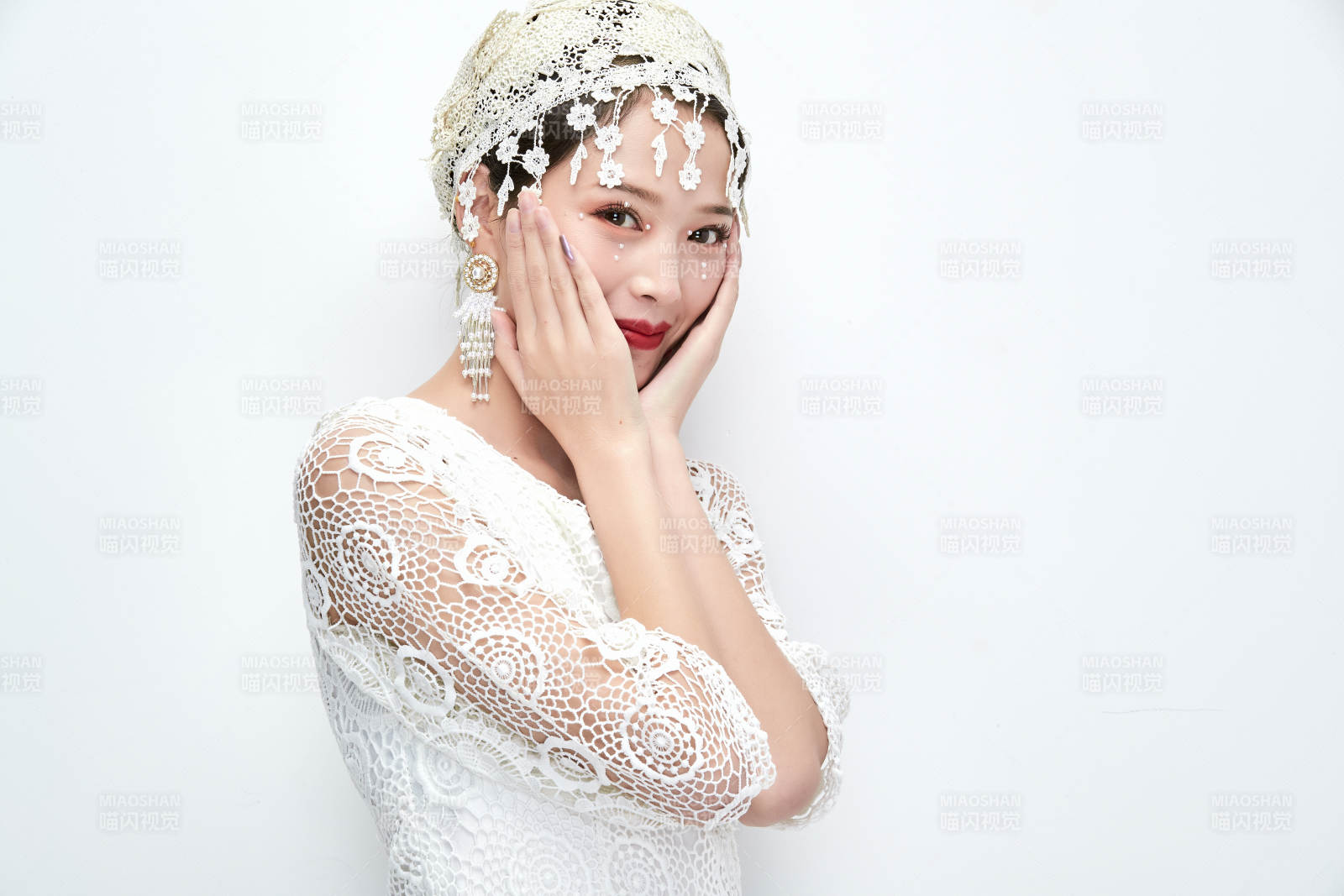 棚拍白色背景下的新娘美妆图片