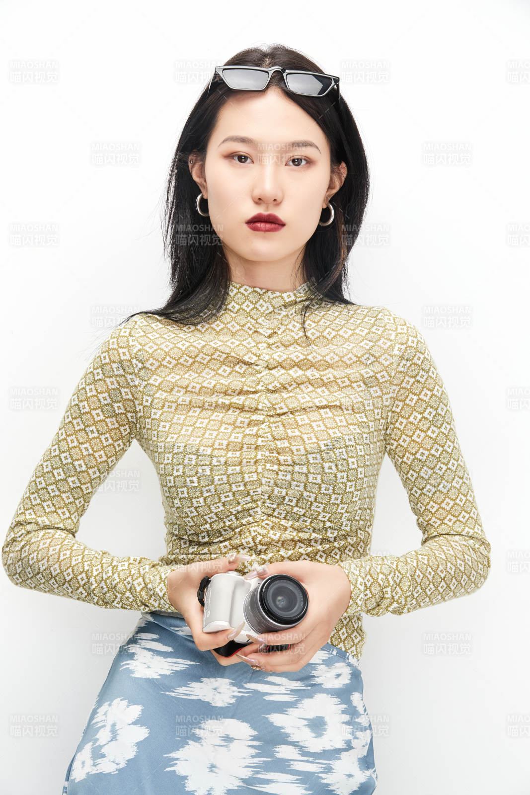 手持电话穿着复古的亚洲少女图片