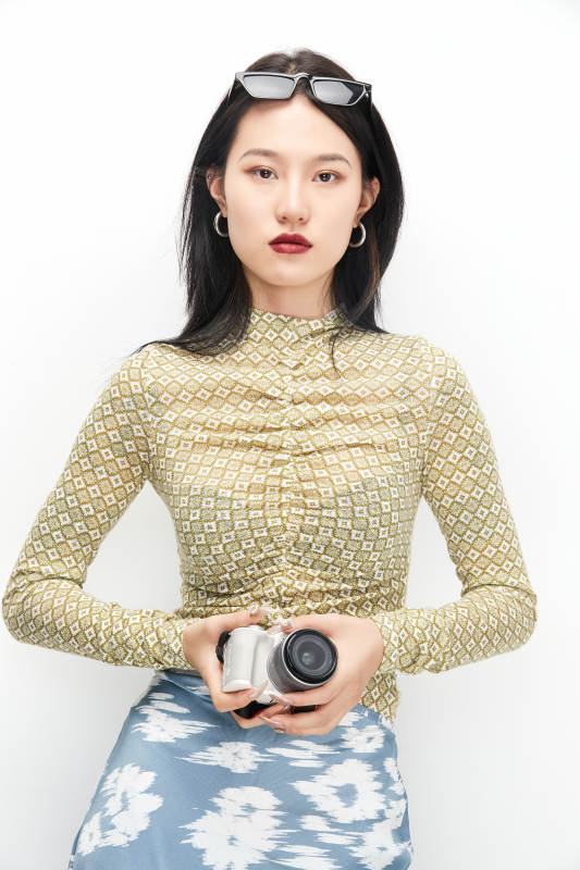 手持电话穿着复古的亚洲少女图片