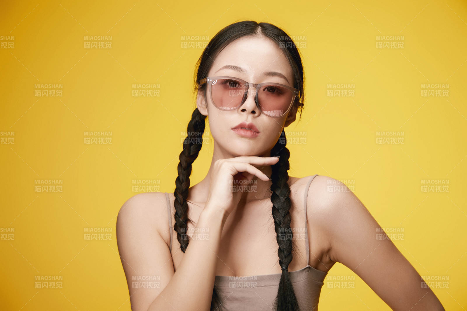 黄色背景下的活泼可爱女大学生图片