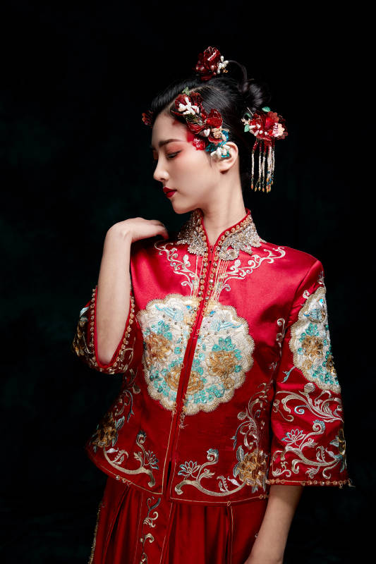 穿着中式秀禾服的亚洲少女图片