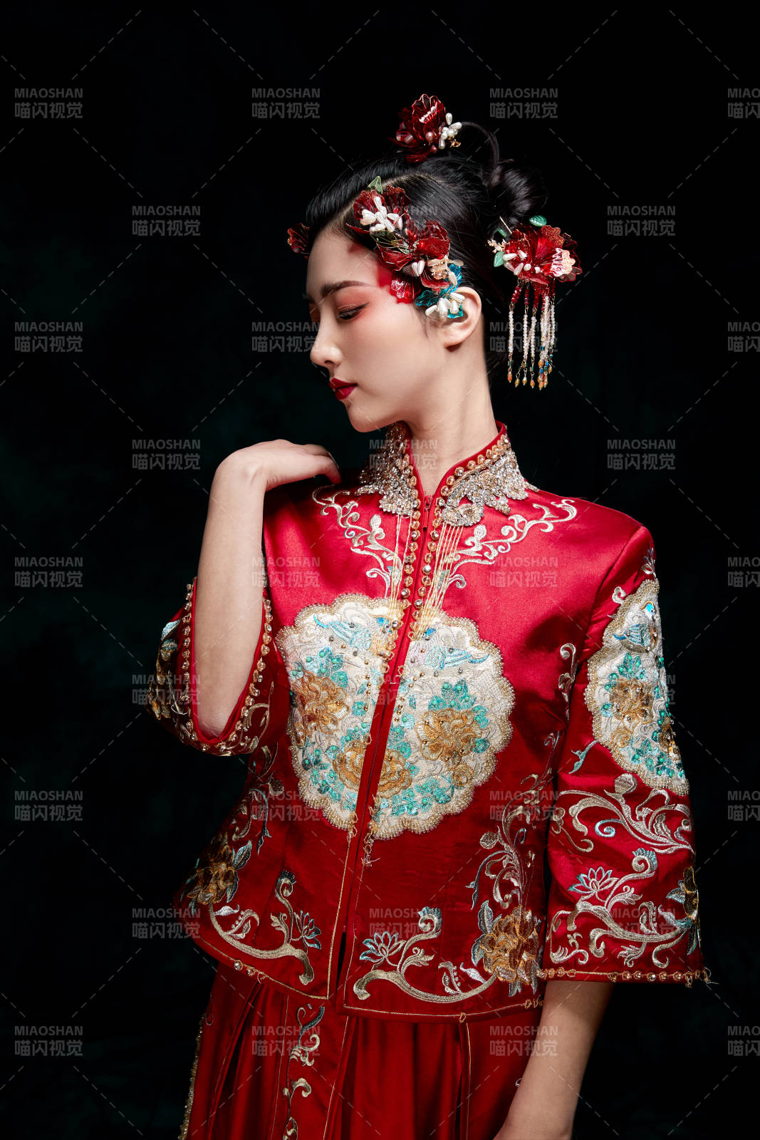 穿着中式秀禾服的亚洲少女图片