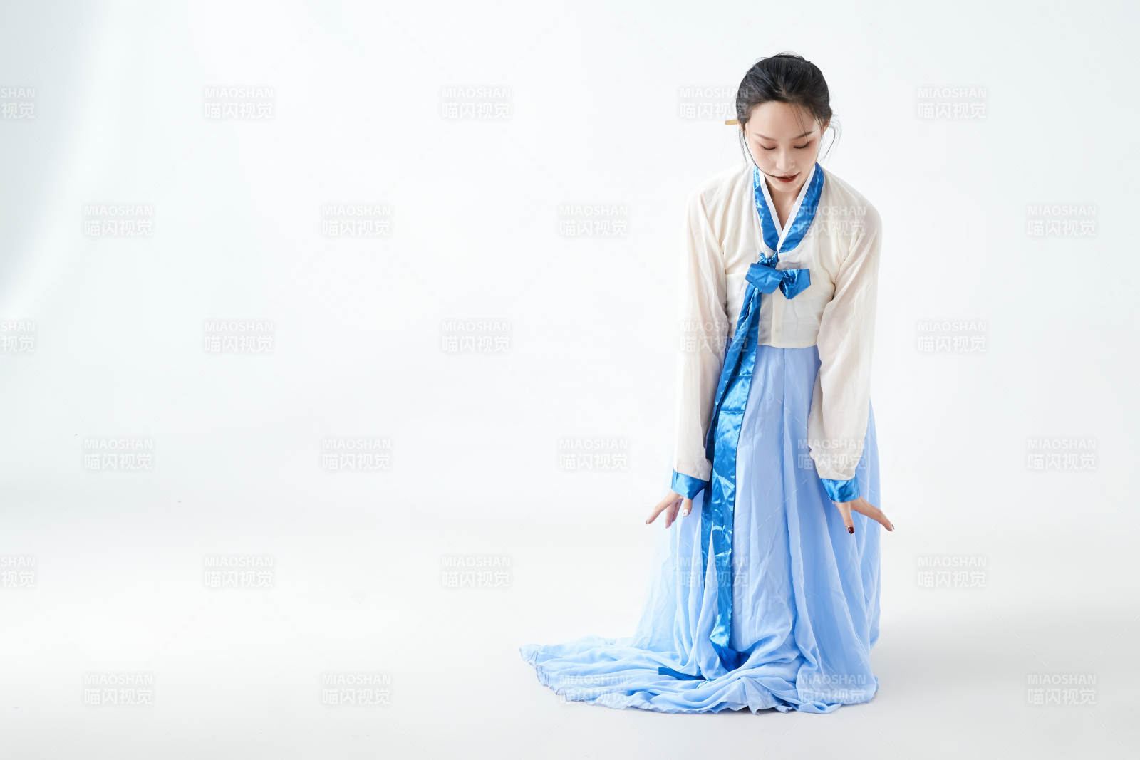 穿着中国朝鲜族传统服饰跳舞的少女图片