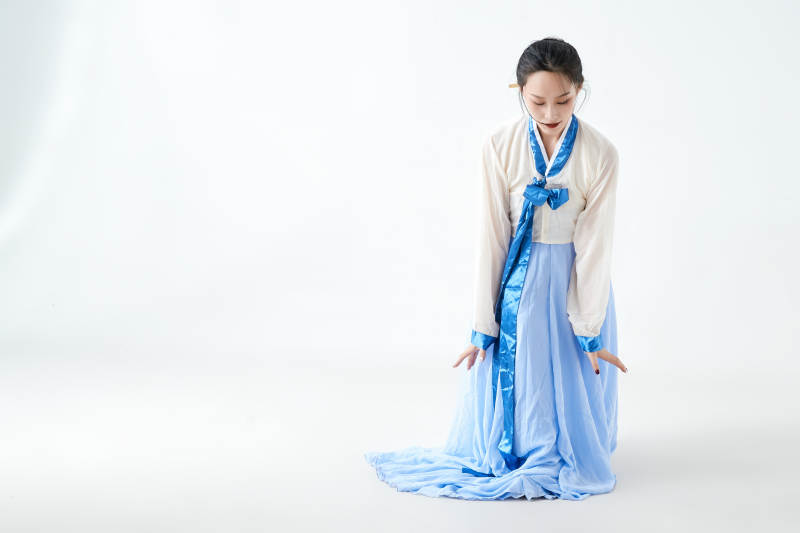 穿着中国朝鲜族传统服饰跳舞的少女图片