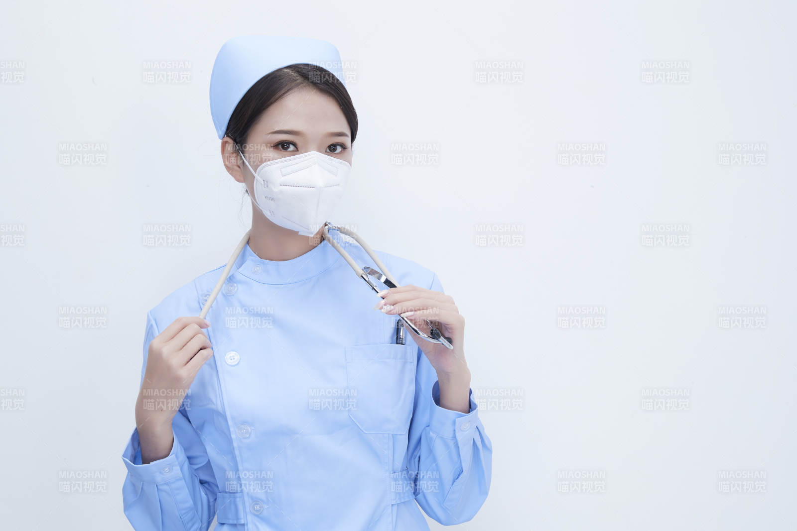 穿蓝色护士服佩戴听诊器口罩的女性医护人员图片