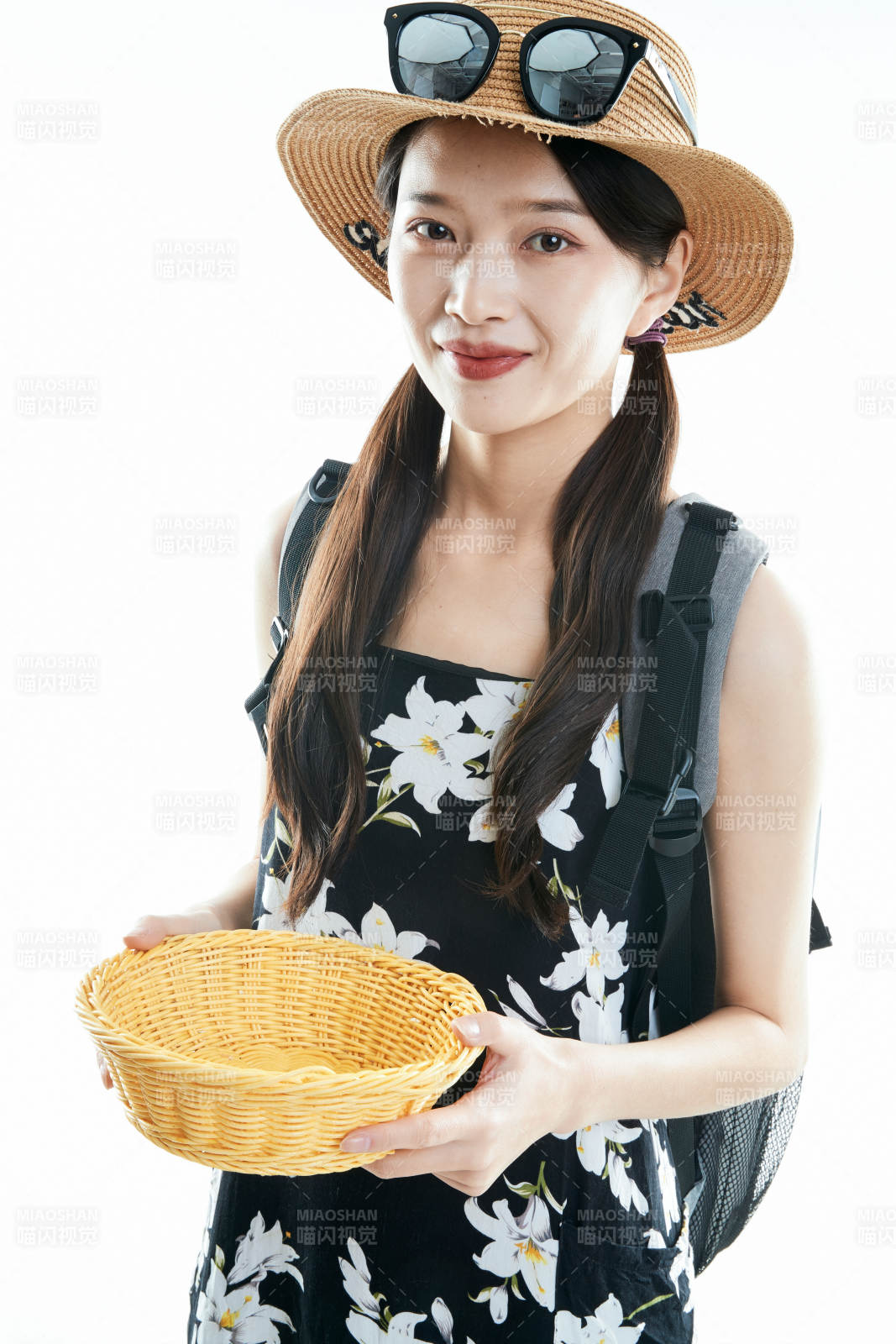 白色背景下准备出发旅行的美丽东方女大学生图片