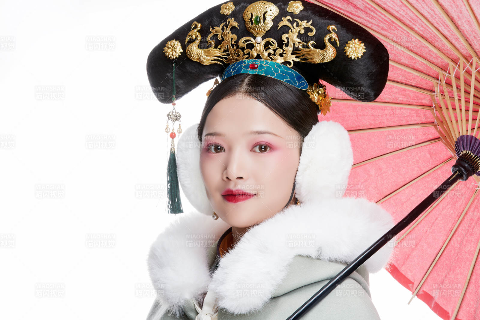 白色背景下的清代女性古装造型清朝古装图片