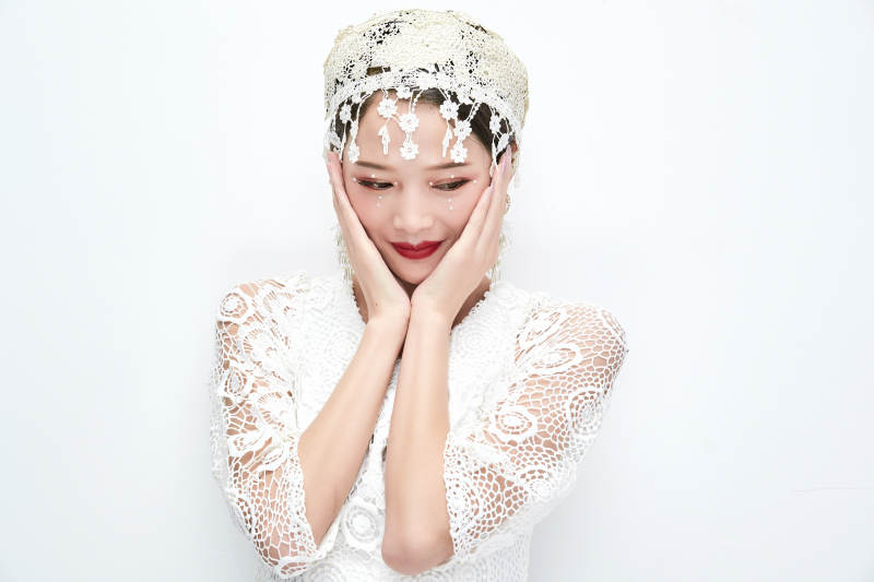 棚拍白色背景下的新娘美妆图片