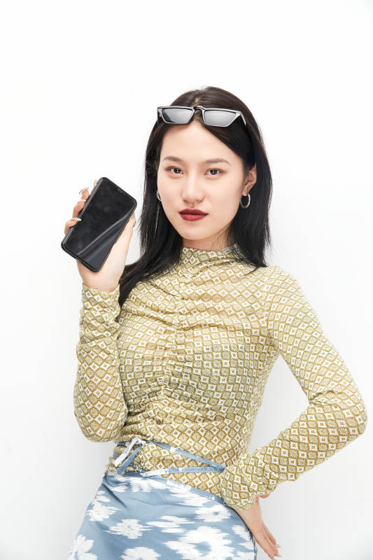 手持电话穿着复古的亚洲少女图片