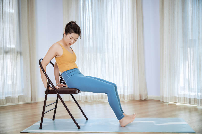 做瑜伽动作的亚洲年轻女性图片