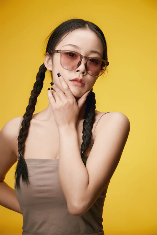 黄色背景下的活泼可爱女大学生图片