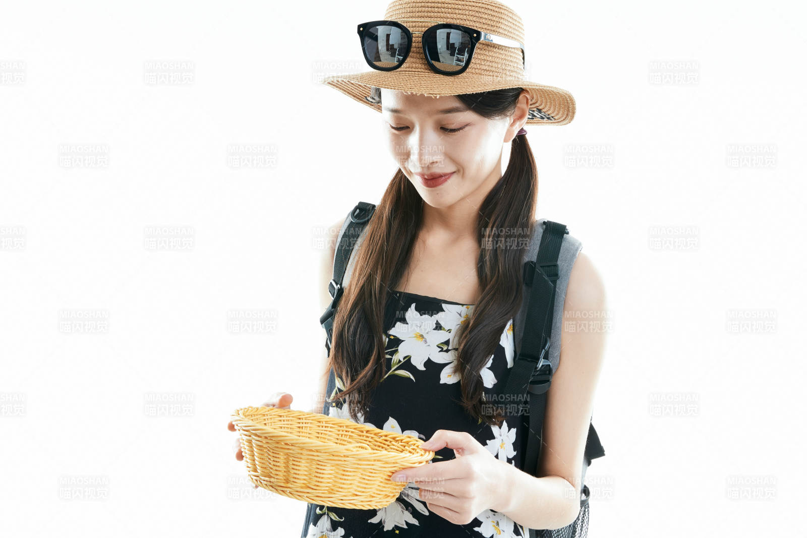 白色背景下准备出发旅行的美丽东方女大学生图片