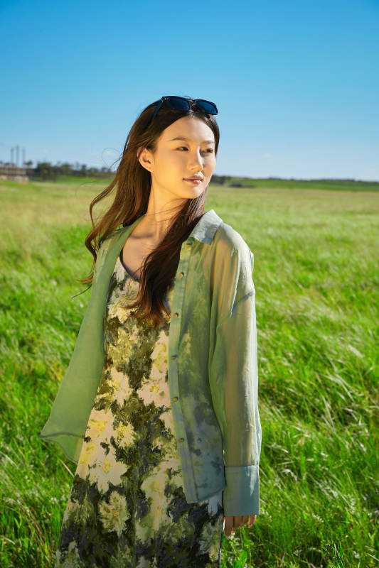 盛夏在草原湿地公园游玩的姑娘图片