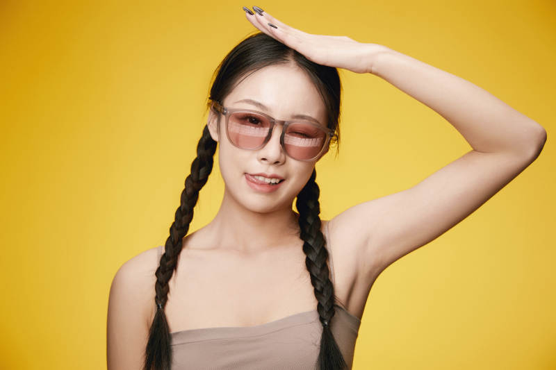 黄色背景下的活泼可爱女大学生图片