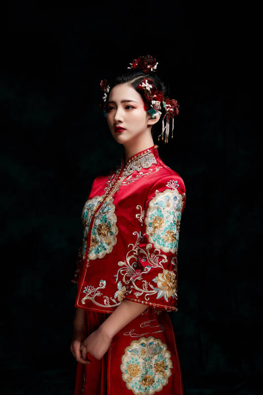 穿着中式秀禾服的亚洲少女图片