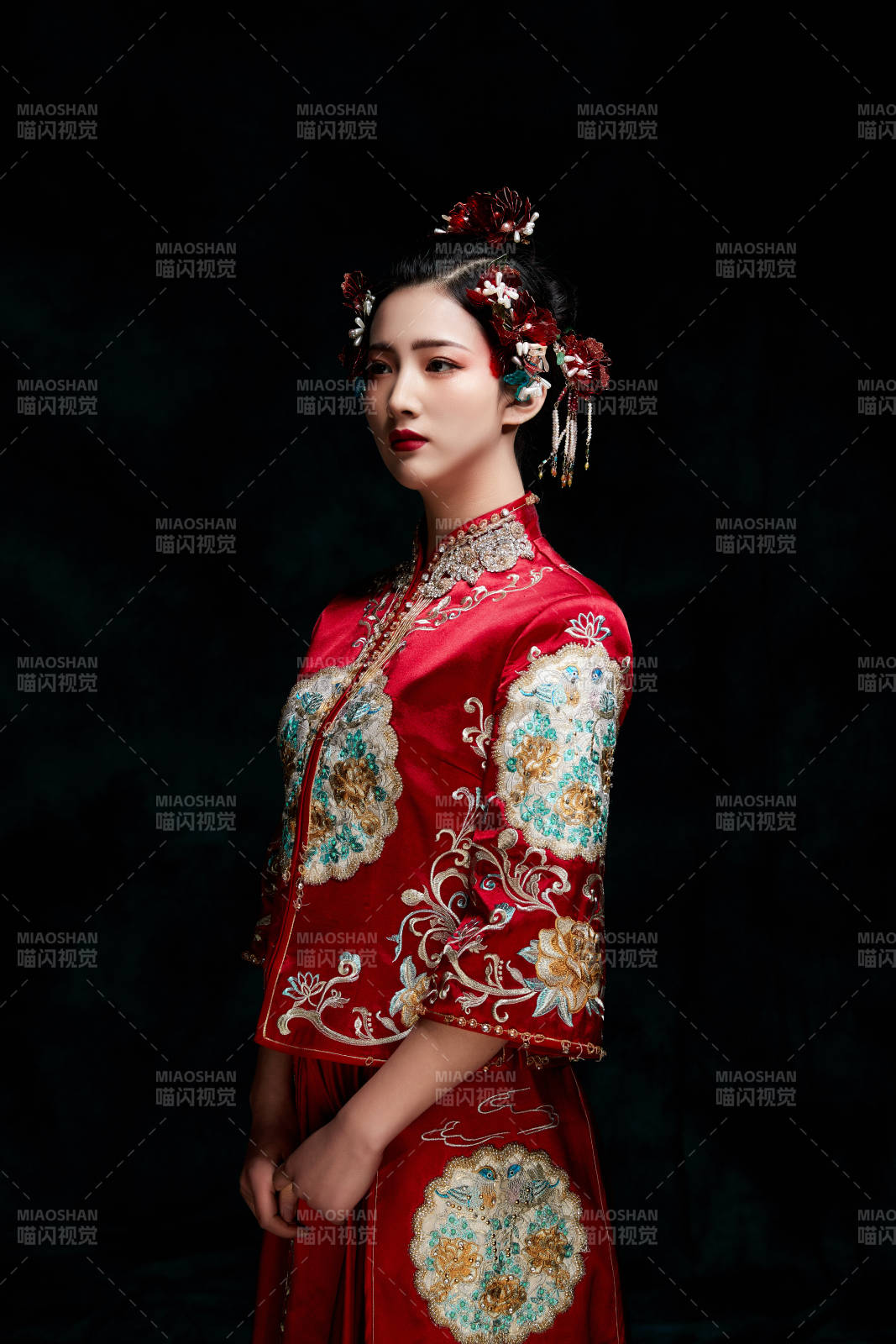 穿着中式秀禾服的亚洲少女图片