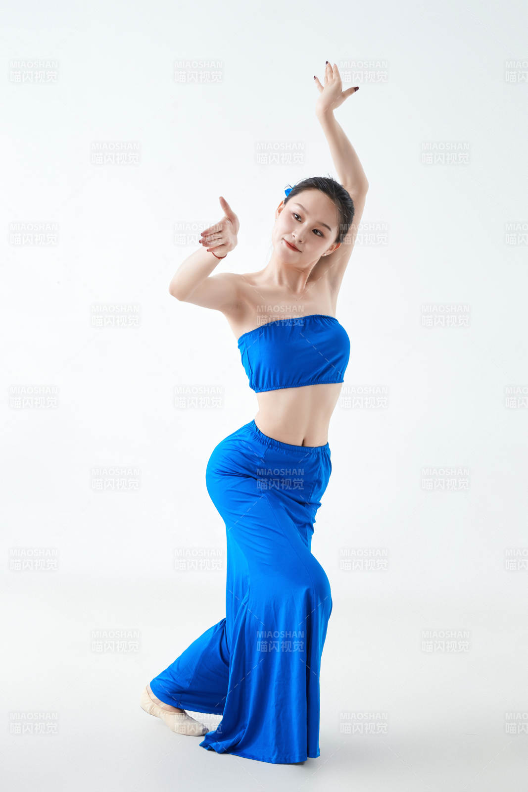 穿着傣族服饰跳孔雀舞的少女图片