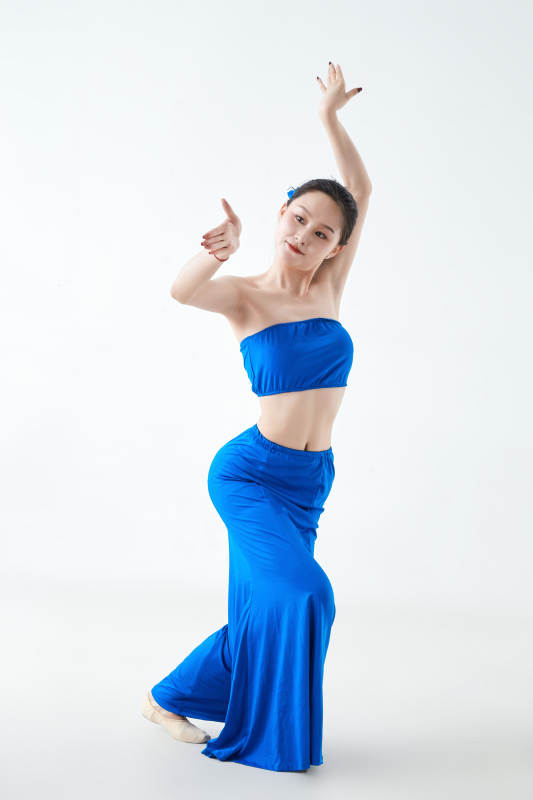 穿着傣族服饰跳孔雀舞的少女图片