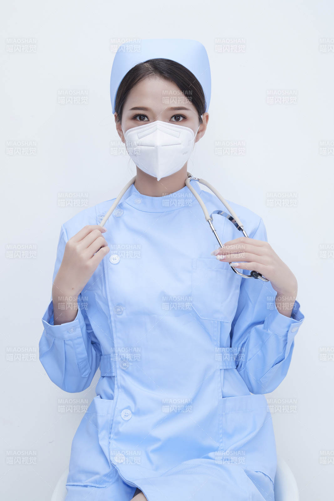 穿蓝色护士服佩戴听诊器口罩的女性医护人员图片