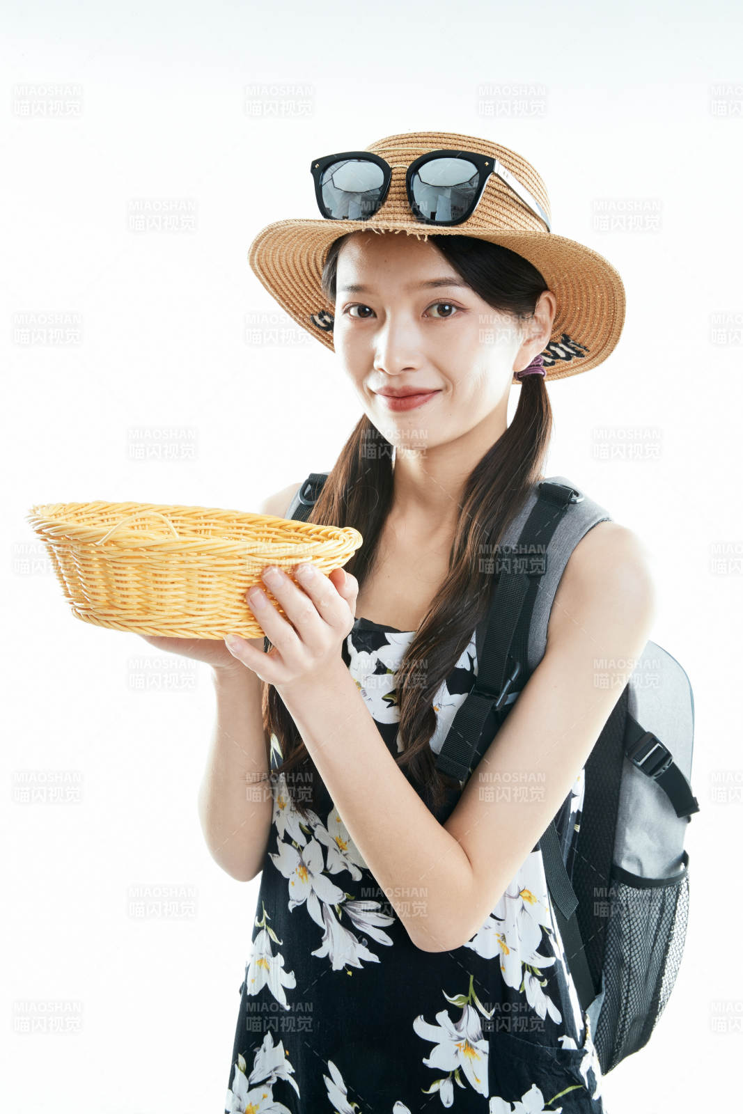 白色背景下准备出发旅行的美丽东方女大学生图片