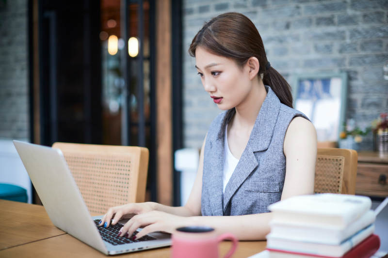 在室内使用电脑办公的亚洲白领女性图片