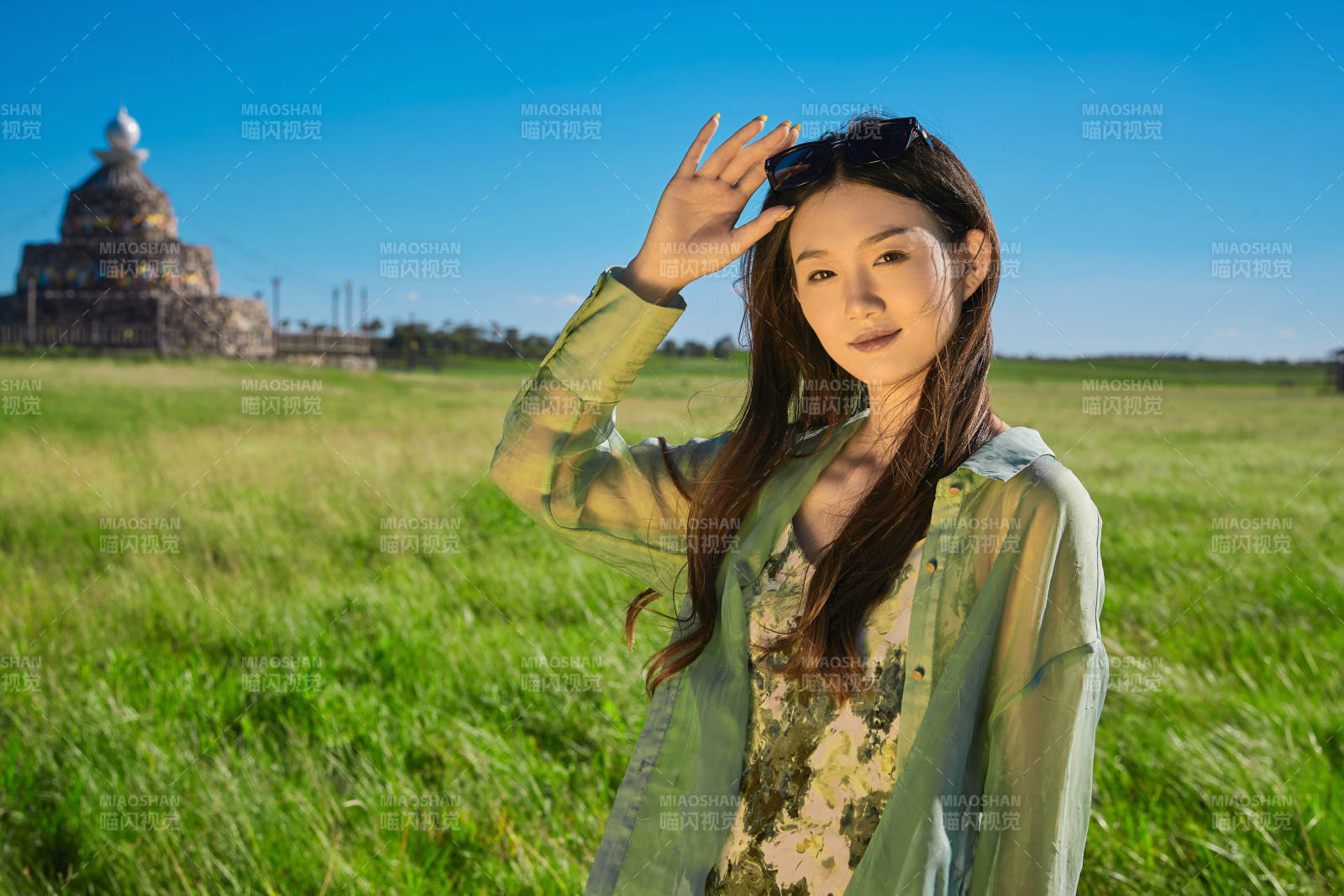 盛夏在草原湿地公园游玩的姑娘图片