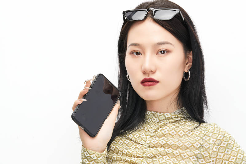 手持电话穿着复古的亚洲少女图片