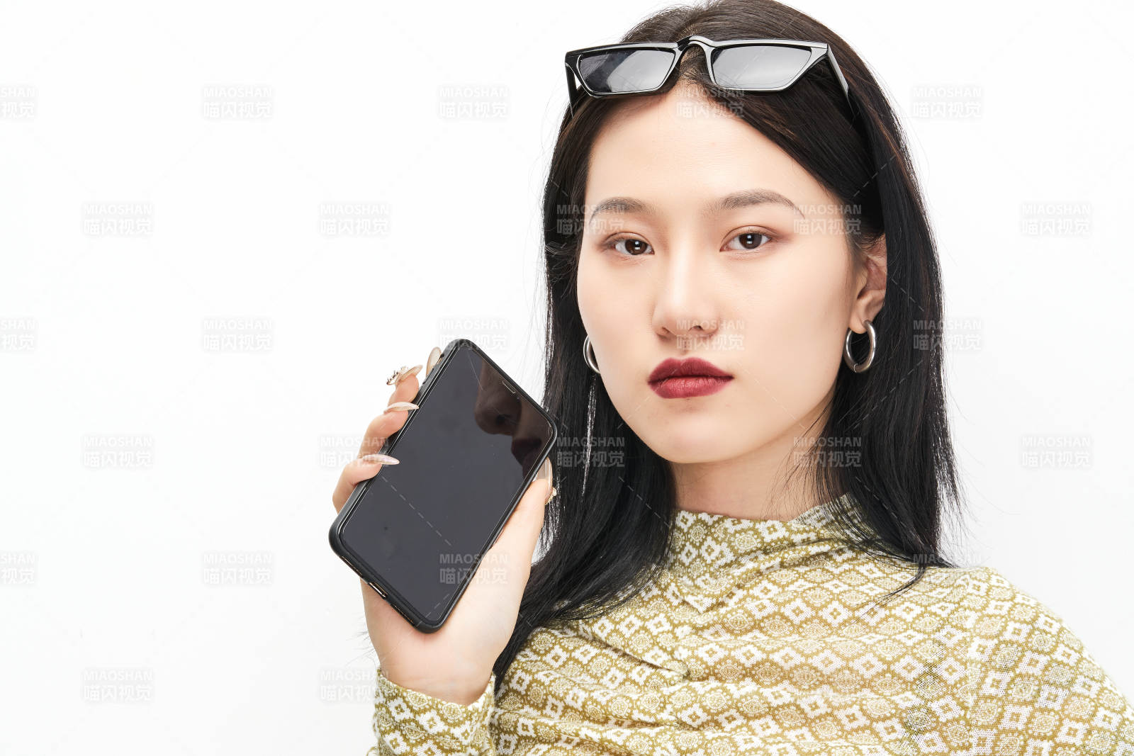 手持电话穿着复古的亚洲少女图片