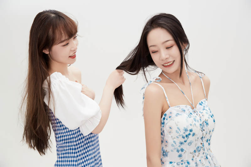 亲密无间的可爱的亚洲美女闺蜜图片