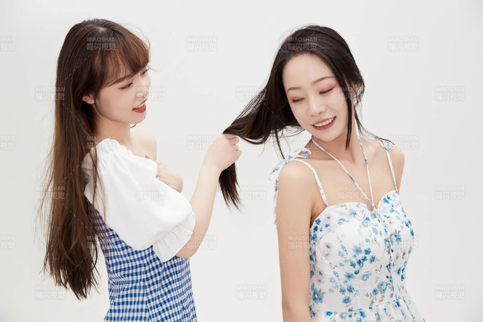 亲密无间的可爱的亚洲美女闺蜜图片