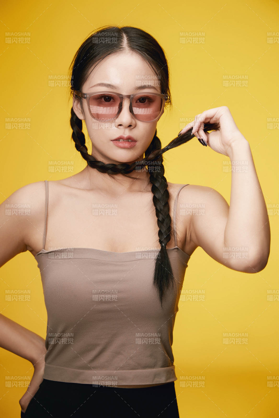 黄色背景下的活泼可爱女大学生图片