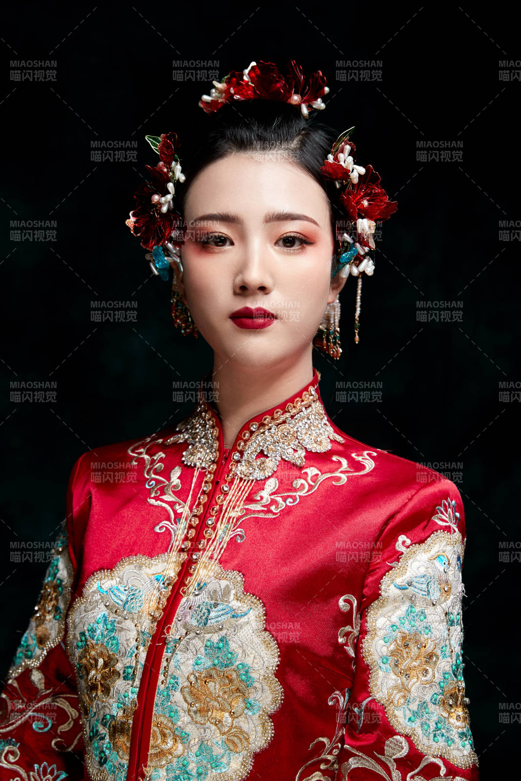 穿着中式秀禾服的亚洲少女图片