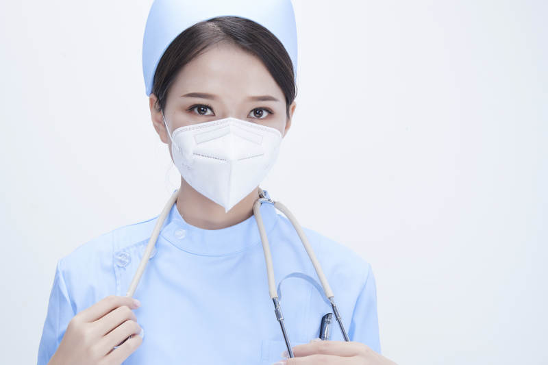 穿蓝色护士服佩戴听诊器口罩的女性医护人员图片