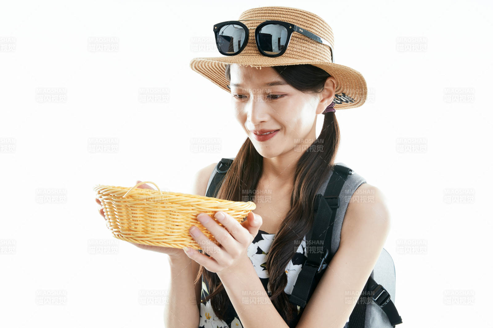 白色背景下准备出发旅行的美丽东方女大学生图片