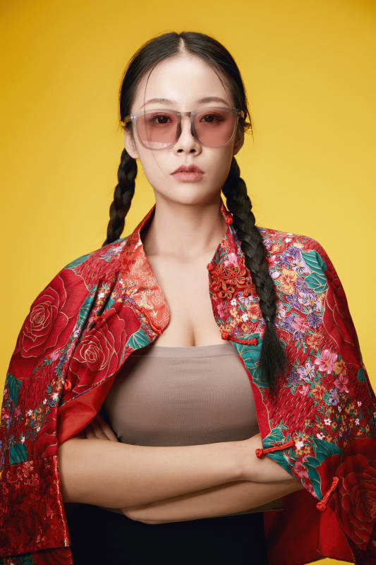 黄色背景下的活泼可爱女大学生图片